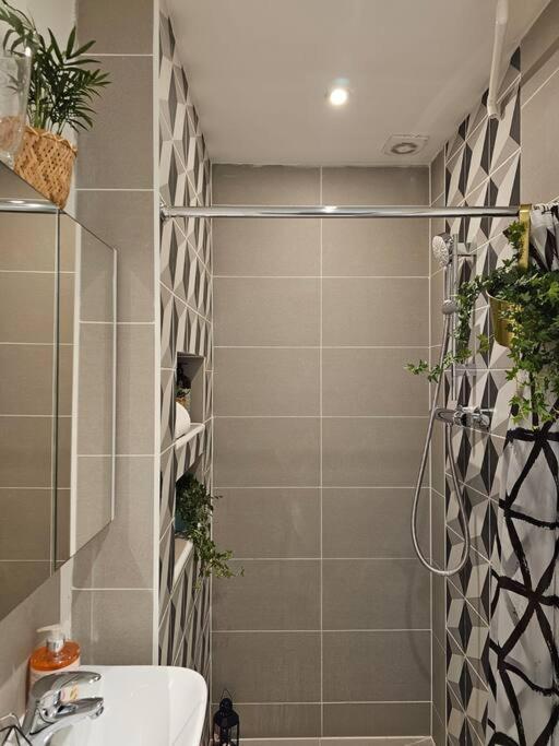 Апартаменты Beautiful And Spacious Flat *